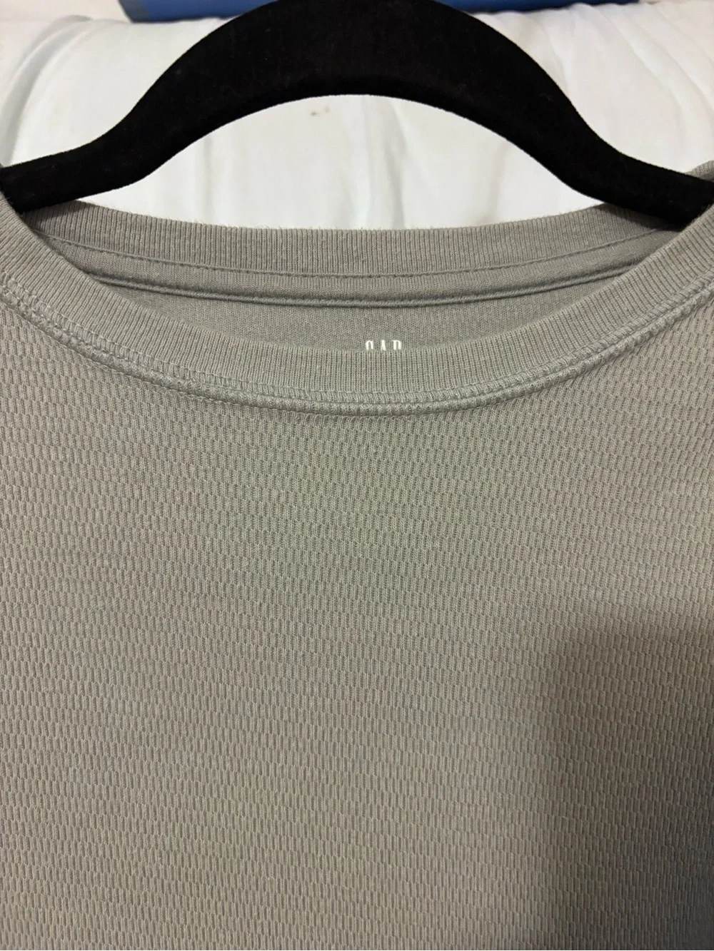 GAP Long Sleeve Ombre Tee in Light Gray to Dark Gray/Black
